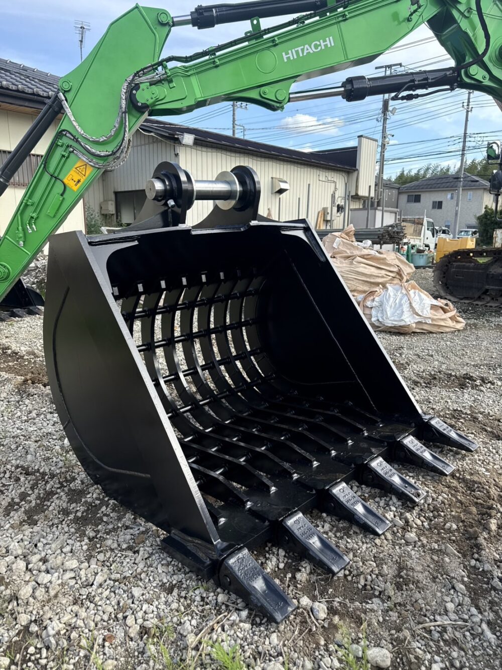 0.7m3用スケルトンバケット 横ピン 新品 100 × 150 mm 網目 中古建設機械 写真1（株式会社広建機）