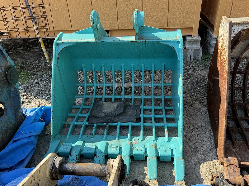0.7m3コベルコ用スケルトンバケット 横ピン 網目100mm × 120mm 中古建設機械 写真2（株式会社広建機）