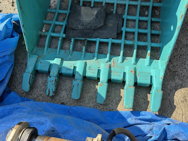 0.7m3コベルコ用スケルトンバケット 横ピン 網目100mm × 120mm 中古建設機械 写真10（株式会社広建機）