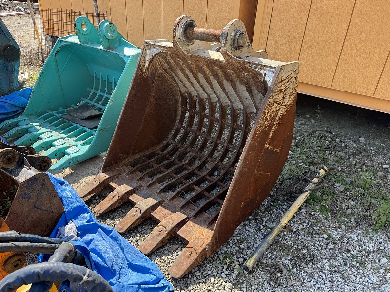 0.7m3コベルコ用スケルトンバケット 縦ピン 網目100mm × 150mm シルバー色 中古建設機械 写真1（株式会社広建機）