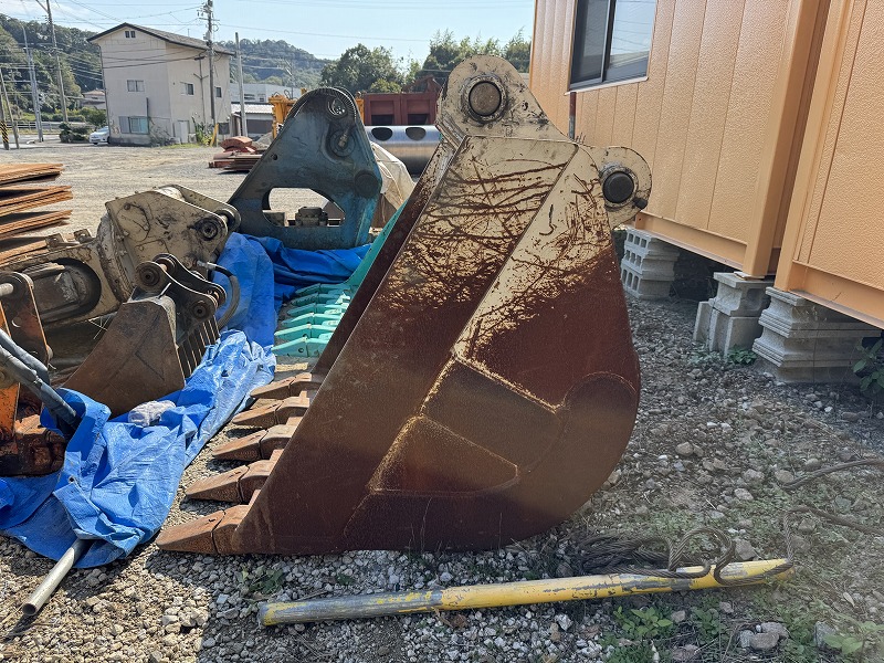 0.7m3コベルコ用スケルトンバケット 縦ピン 網目100mm × 150mm シルバー色 中古建設機械 写真4（株式会社広建機）