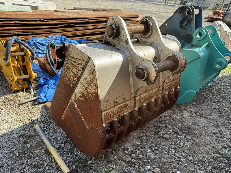 0.7m3コベルコ用スケルトンバケット 縦ピン 網目100mm × 150mm シルバー色 中古建設機械 写真5（株式会社広建機）
