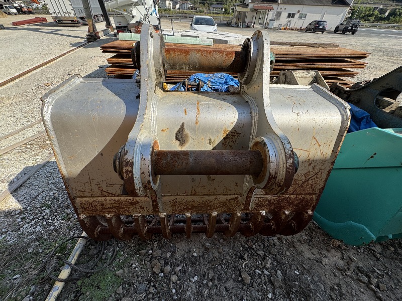 0.7m3コベルコ用スケルトンバケット 縦ピン 網目100mm × 150mm シルバー色 中古建設機械 写真3（株式会社広建機）