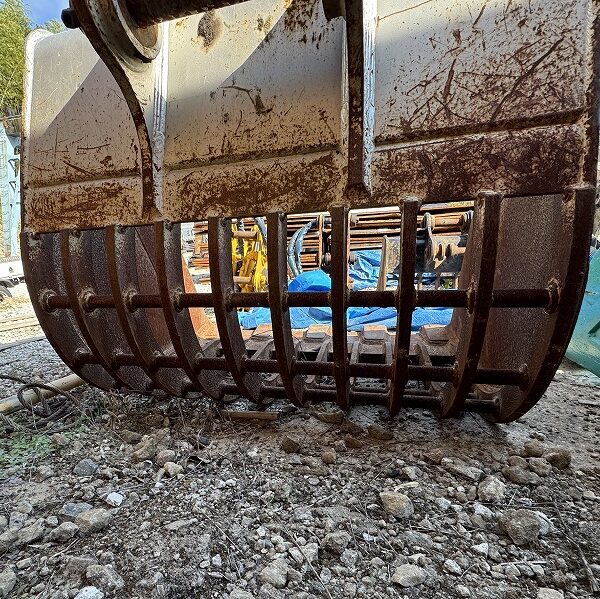 0.7m3コベルコ用スケルトンバケット 縦ピン 網目100mm × 150mm シルバー色 中古建設機械 写真23(株式会社広建機)