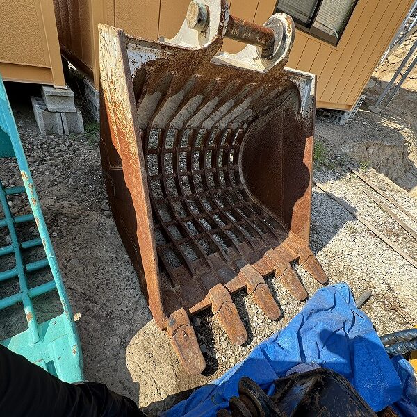 0.7m3コベルコ用スケルトンバケット 縦ピン 網目100mm × 150mm シルバー色 中古建設機械 写真25(株式会社広建機)