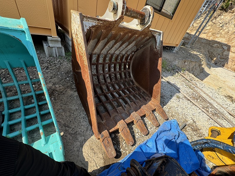 0.7m3コベルコ用スケルトンバケット 縦ピン 網目100mm × 150mm シルバー色 中古建設機械 写真10（株式会社広建機）
