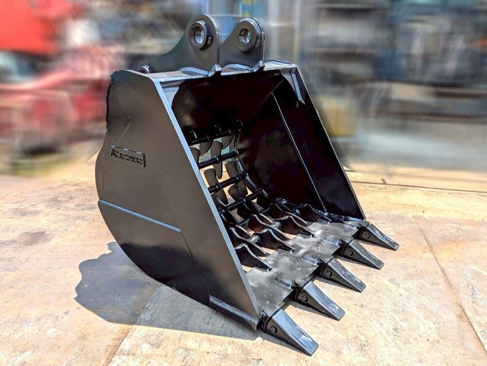 0.7m3コベルコ用ロデオバケット 横ピン 未使用品 110 × 140 mm 網目サイズ 中古建設機械 写真1（株式会社広建機）